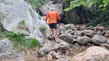 Saltando rocas hmedas con lasRogue Hiker Mid GORE-TEX