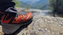 Las Hombre Rogue Hiker Mid en rocas hmedas