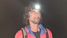 Cuello algo bajo.