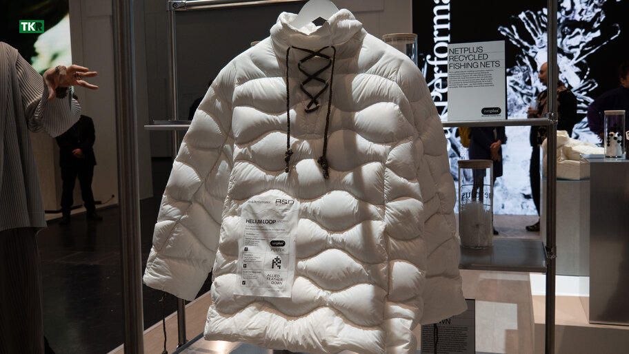 Peak Performance Helium Loop Anorak