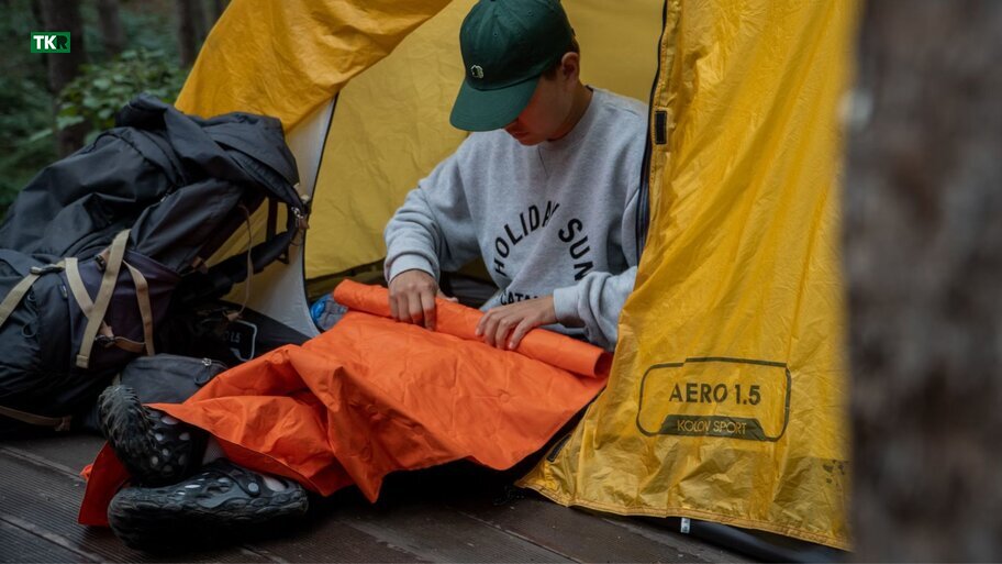 Plegando la esterilla hinchable Plegando la esterilla hinchable